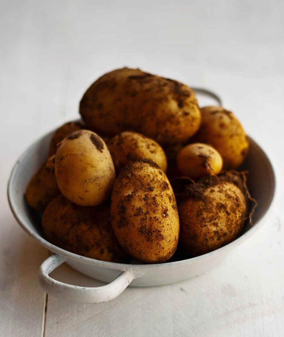 Neue Kartoffeln in einer Schüssel