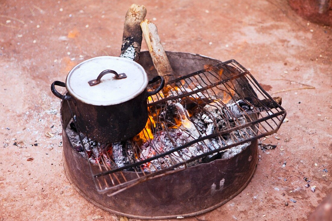 Cooking pot on the grill (Arabia)