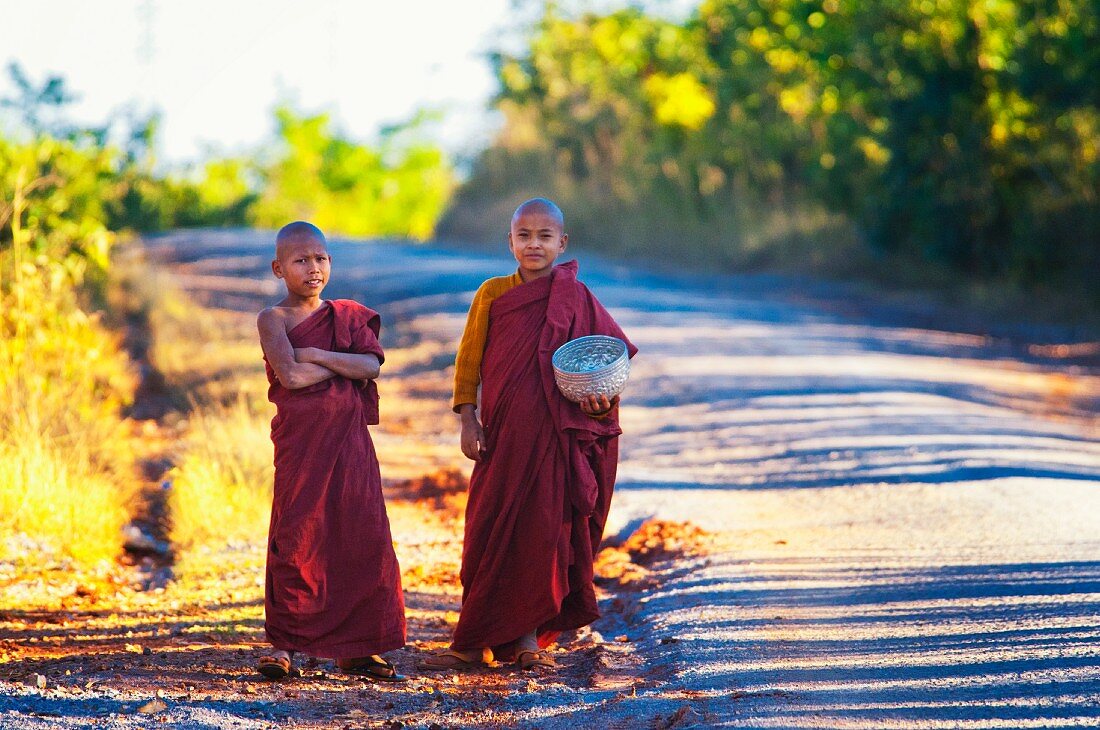Buddhistische Novizen an einer Strasse