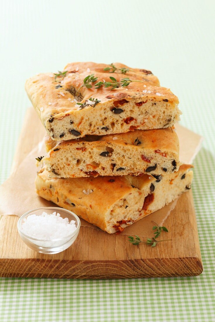 Focaccia toscana (Brotfladen mit Tomaten, Oliven, Thymian)