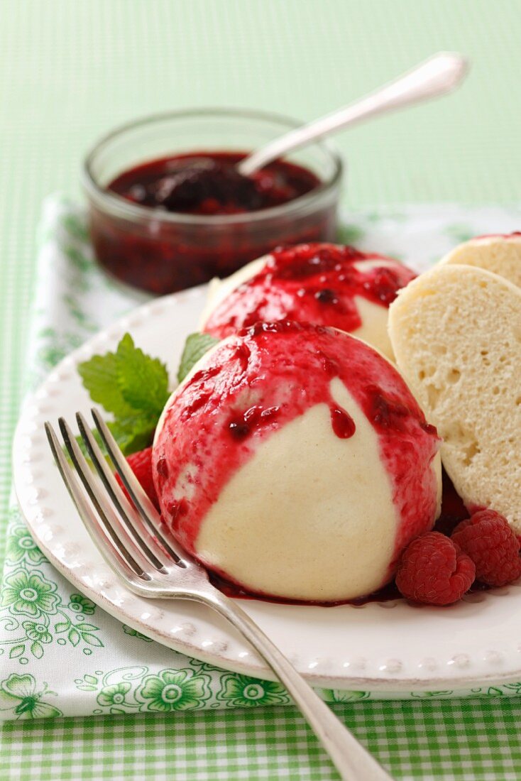 Steamed yeast dumplings with berry sauce