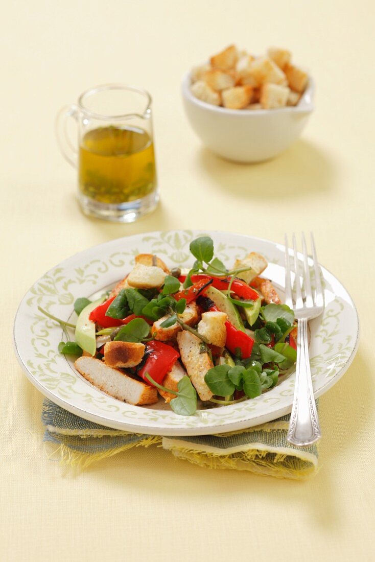 Brunnenkresse-Paprika-Salat mit gegrilltem Hähnchen und Croûtons