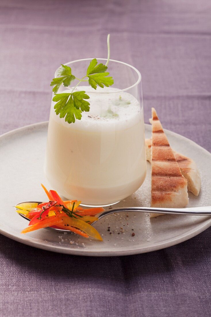 Pikante Joghurt-Schaumsuppe im Glas serviert