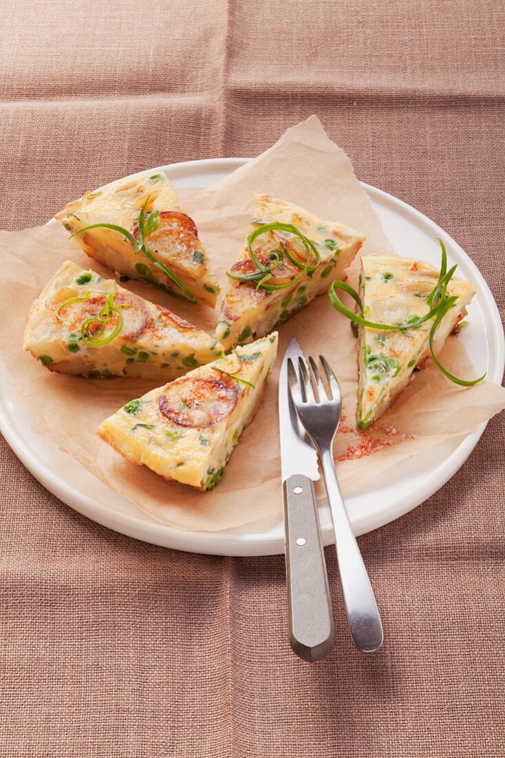 Kartoffeltortilla mit Erbsen und Petersilie