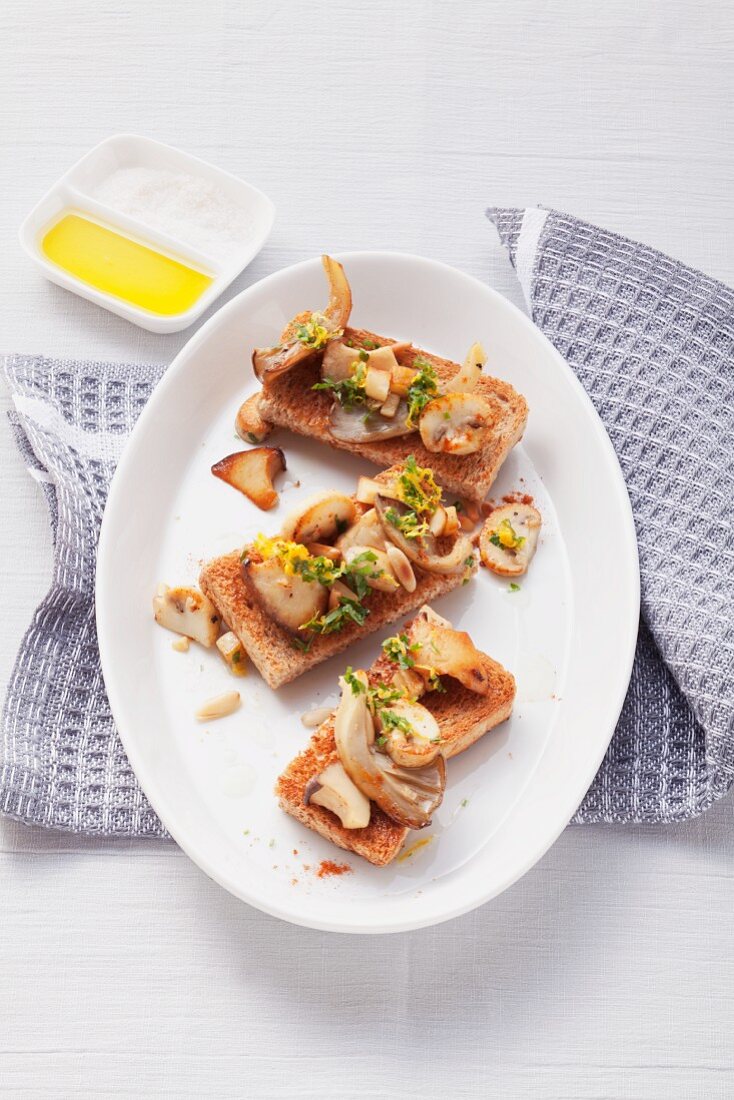 Röstbrot mit Pilzen und Pinienkernen