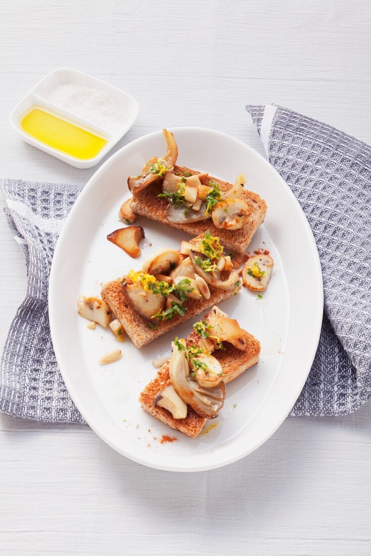 Toast with mushrooms and pine nuts