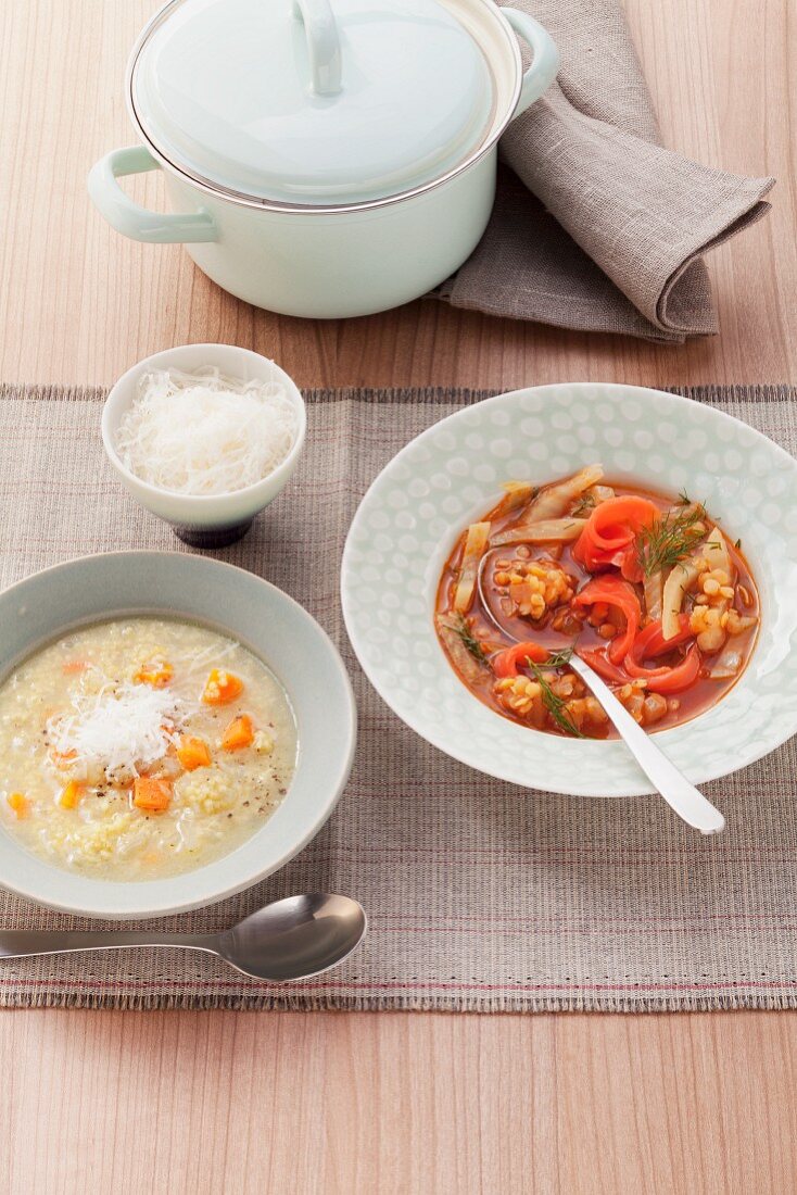 Hirsesuppe und Fenchel-Linsen-Suppe mit Räucherlachs