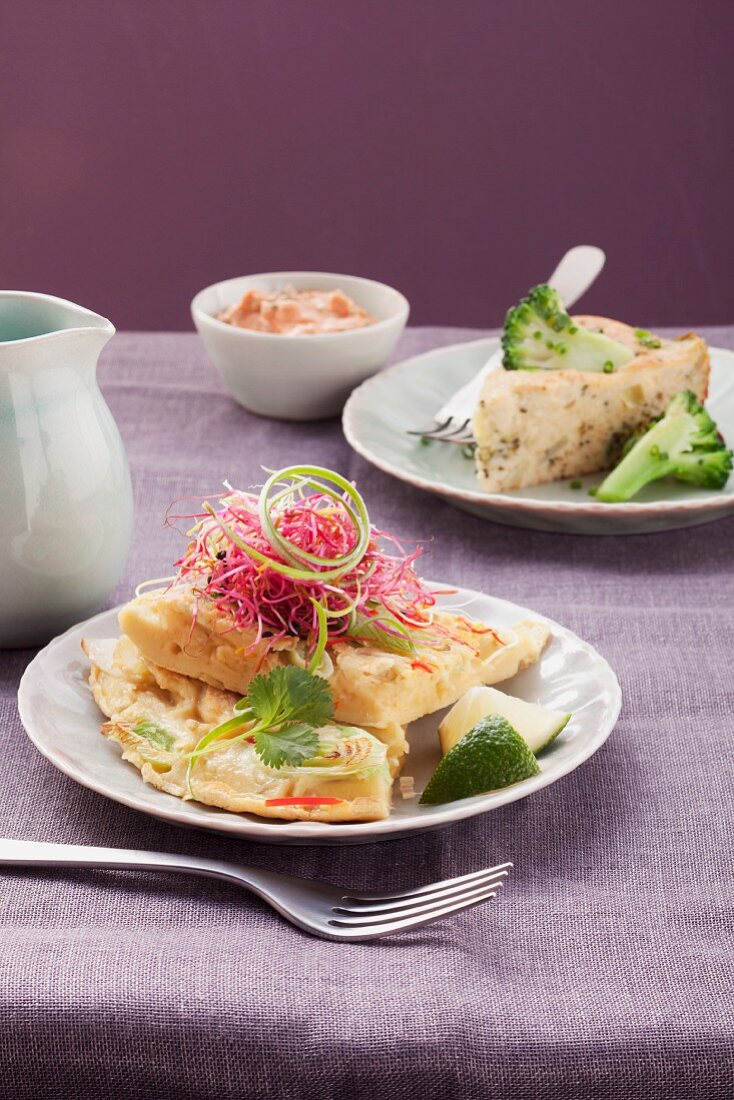 Asiatisches Omelett mit Sprossen, im Hintergrund Brokklikuchen
