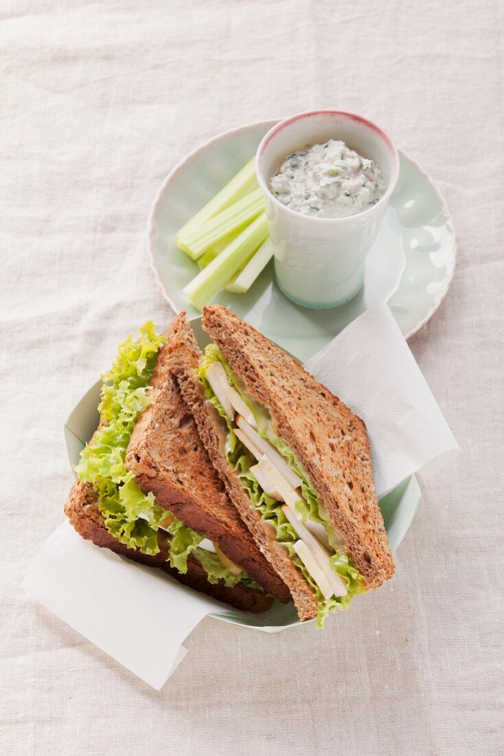 Kräuterquark mit Staudensellerie & Vollkornsandwich mit Camembert und Birnen