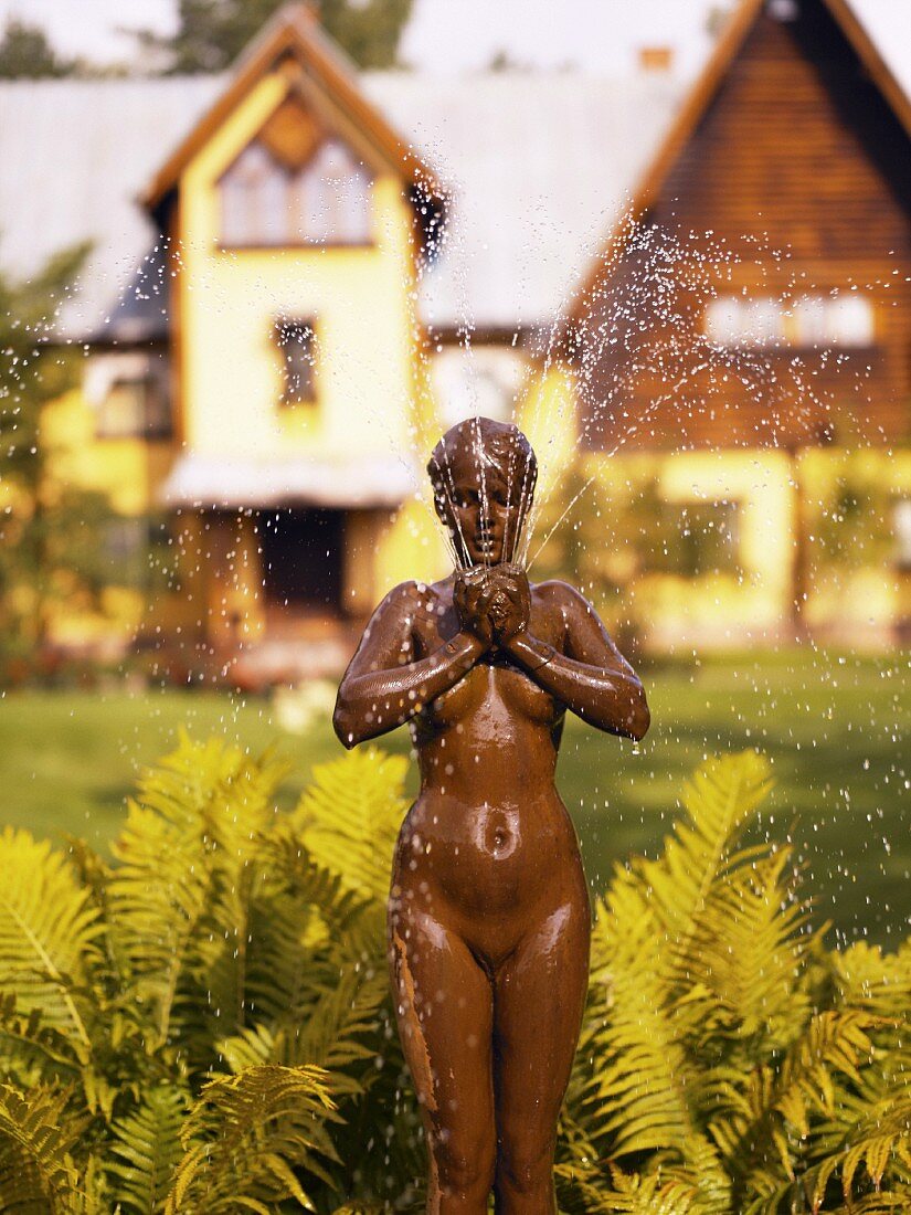 Springbrunnen mit Frauenplastik