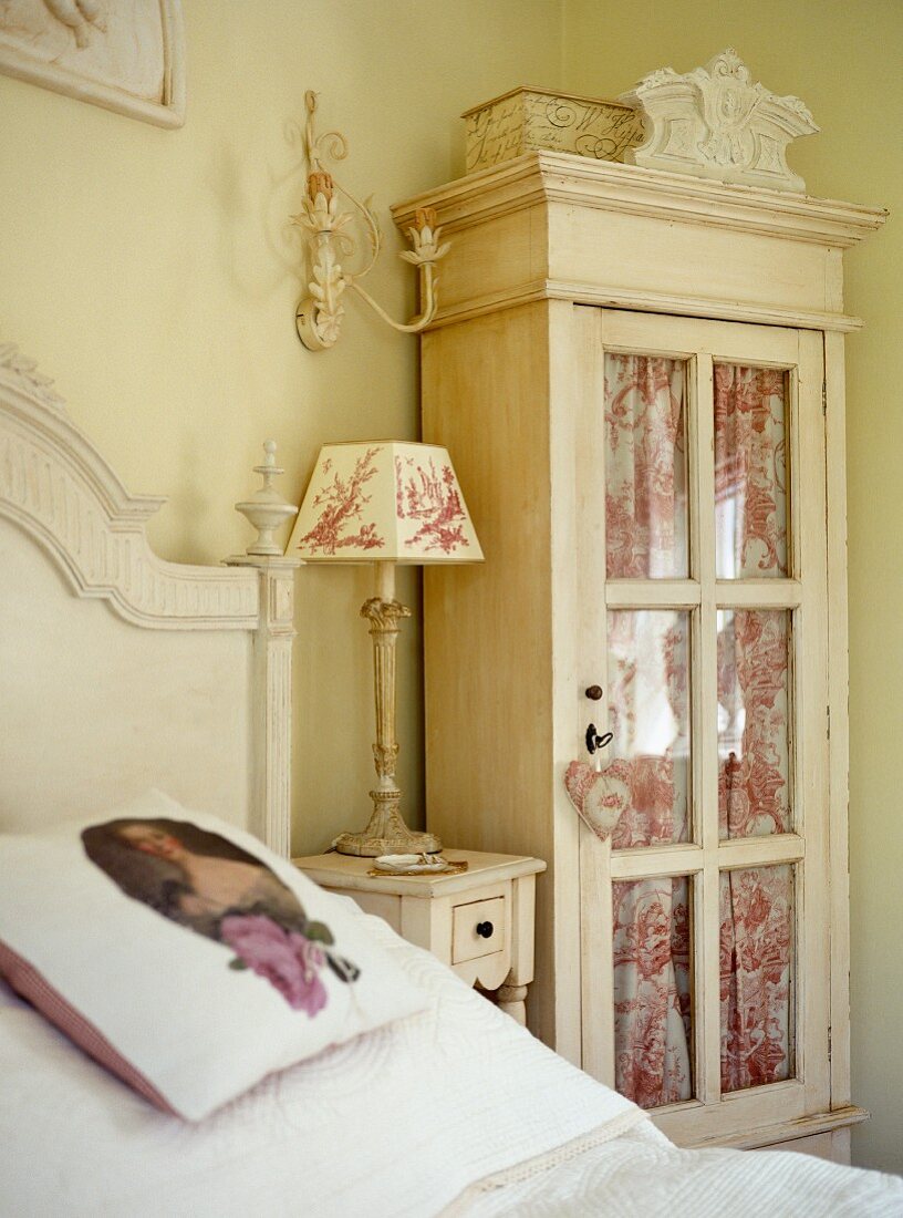Biedermeier bedroom with glass-fronted cabinet