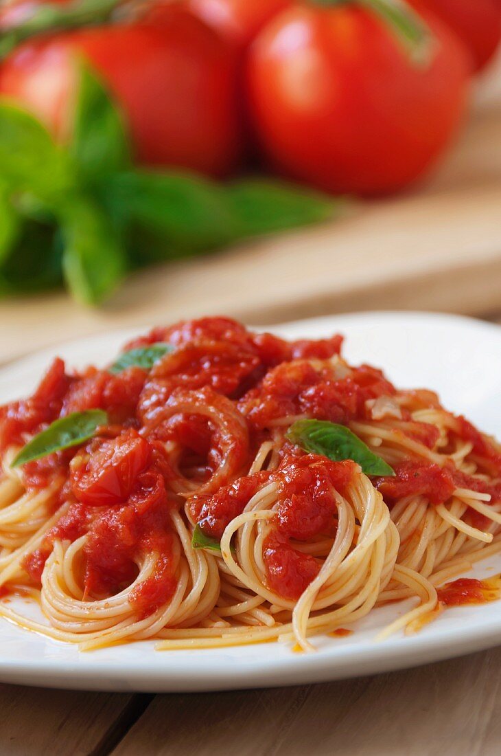 Spaghetti mit Tomatensauce und Basilikum