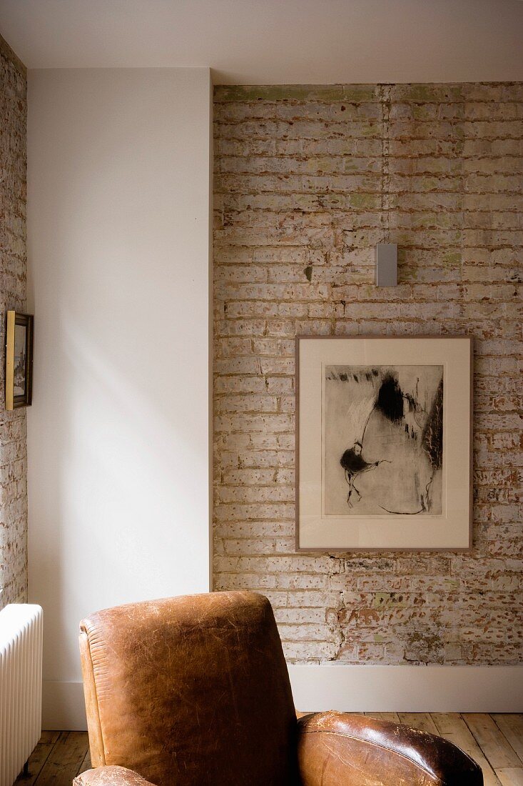 Zieglewand in Wohnzimmerecke mit teilweise sichtbarem Ledersessel
