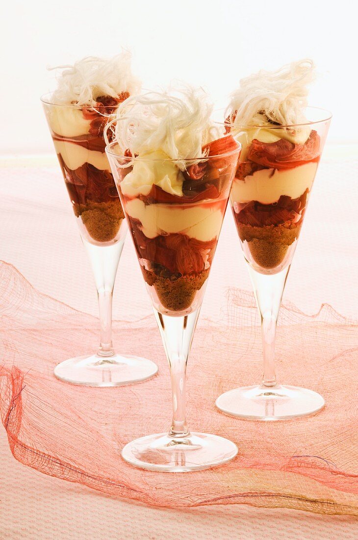 Persisches Rhabarber-Trifle mit Engelshaar