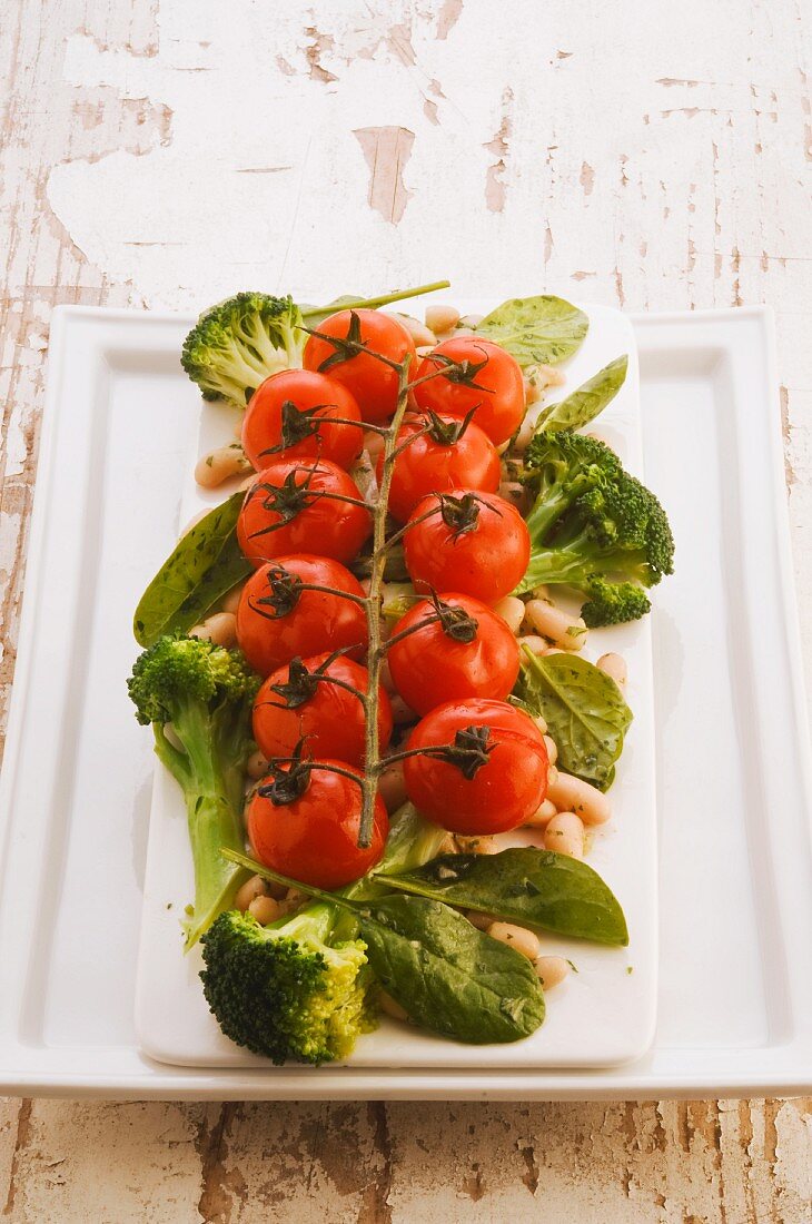 Ofen-Tomaten auf Bohnen-Brokkoli-Salat