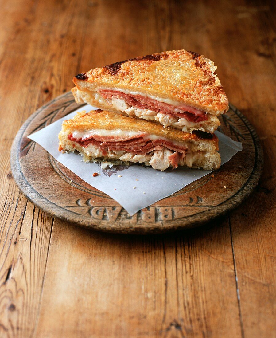 Croque monsieur with chicken breast and ham