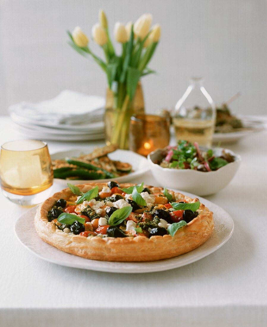 Tarte mit Ricotta, schwarzen Oliven, Kirschtomaten und Basilikum