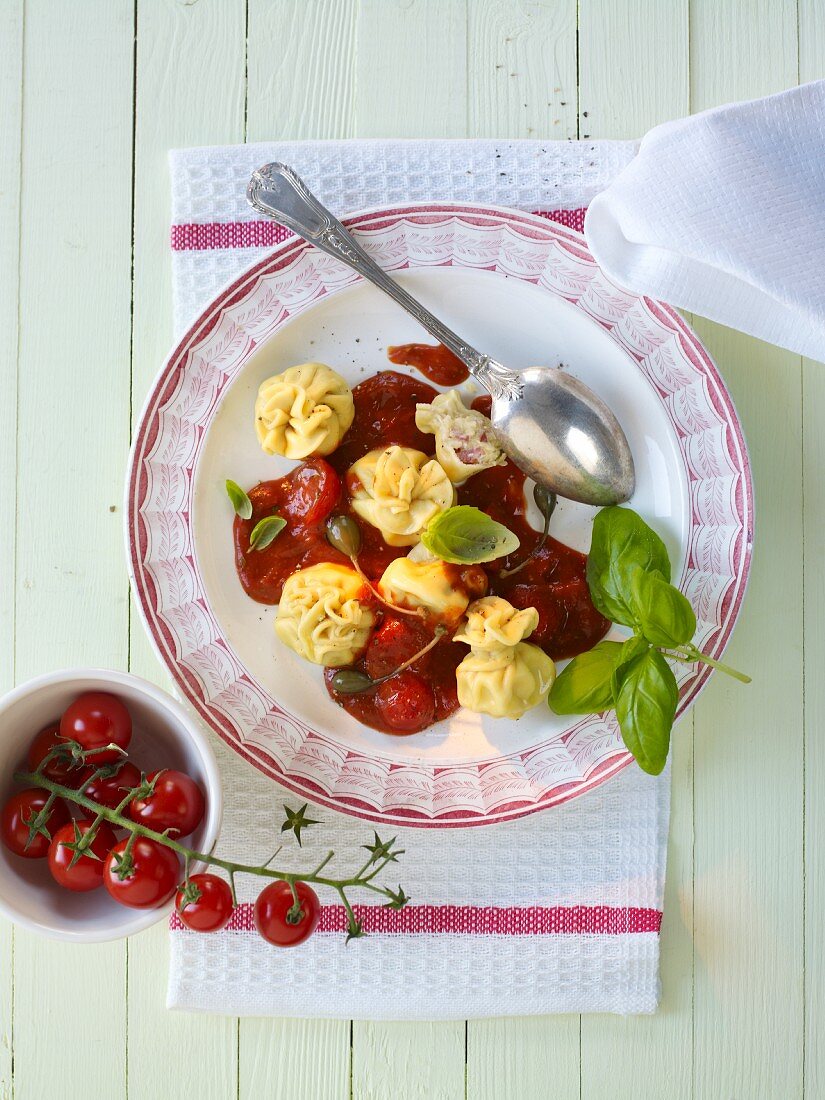 Saccottini capperi e pomodoro (Teigtäschchen mit Kapernsauce)