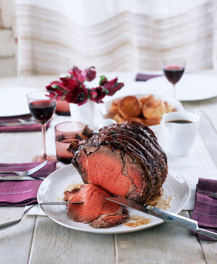 Rib-Eye-Roast auf einem gedeckten Tisch (England)