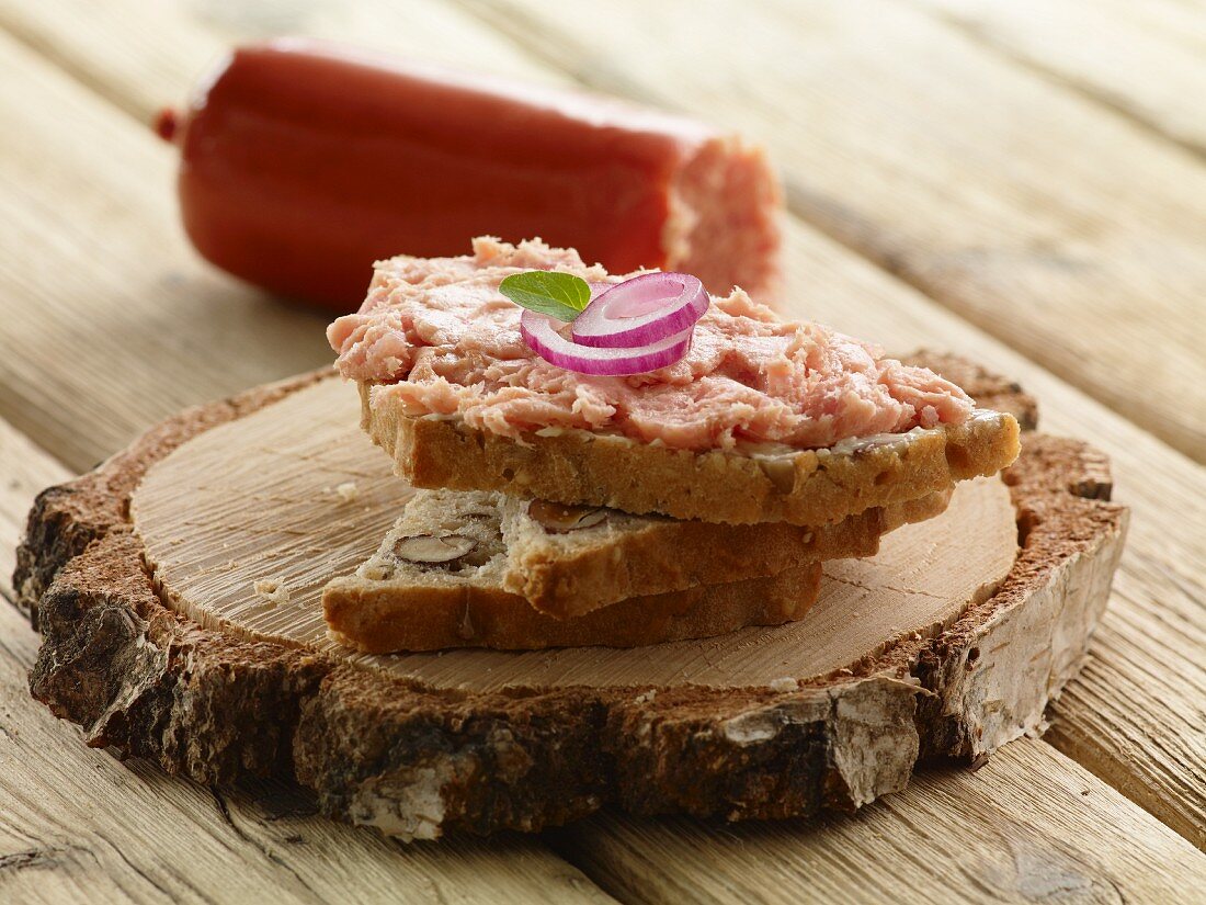 Brot mit grober Teewurst und Zwiebeln