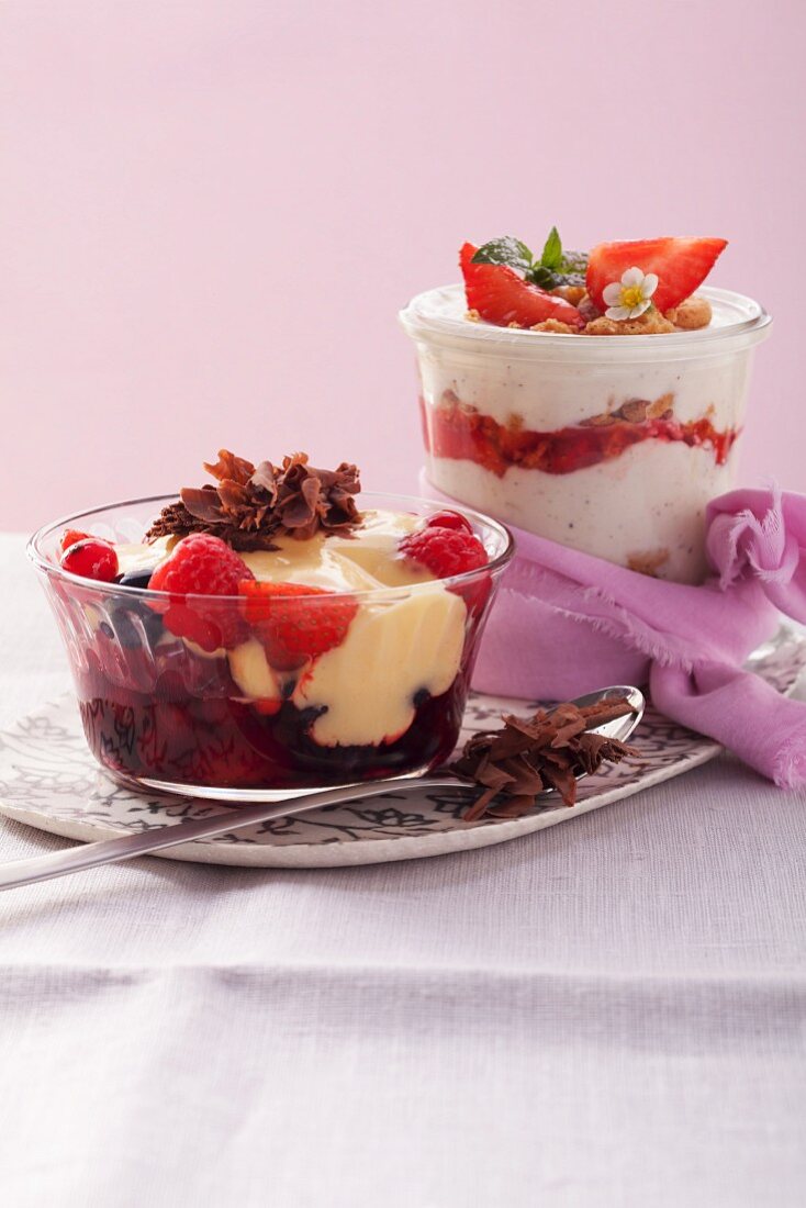 Zabaione mit marinierten Beeren & Erdbeer-Quark-Trifle mit Amaretti