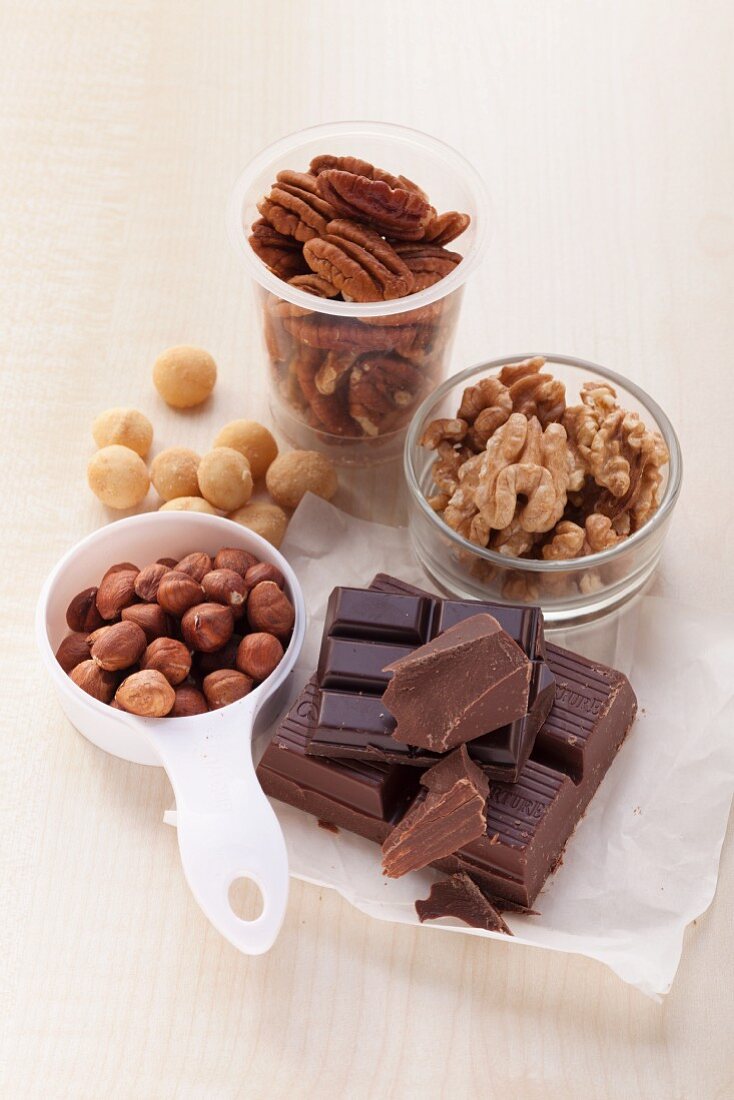Verschiedene Nüsse und Schokolade