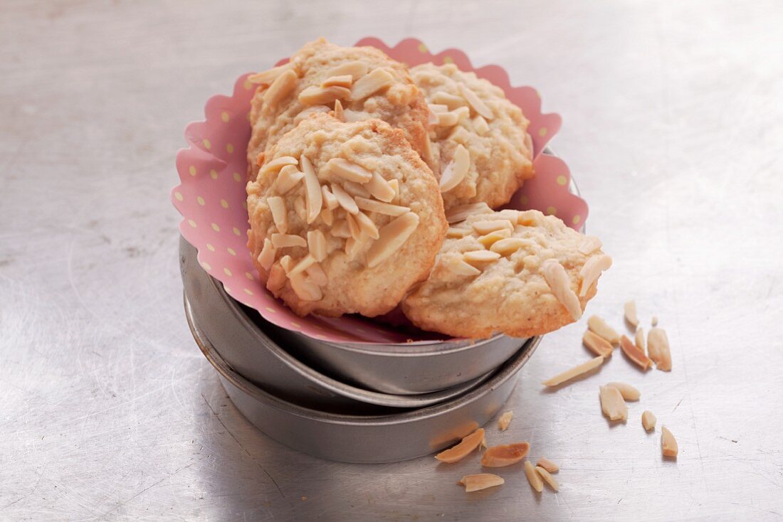 Vanilla cookies with almond slivers