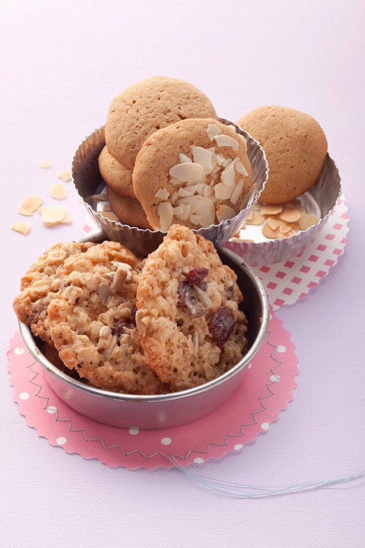 Cookies with sugar beet syrup and sliced almonds and with spelt cookies with raisins