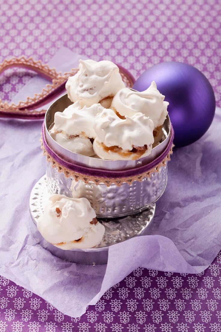 Meringues with dates and walnuts