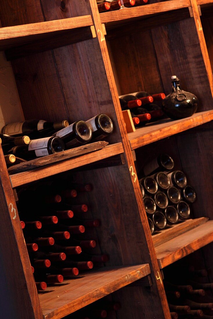 Weinflaschen im Museumsweinkeller (Williamsburg Winery, Williamsburg, Virginia, USA)