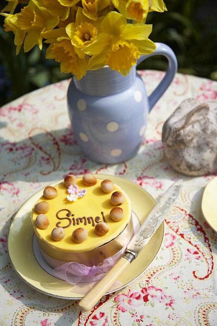 Ein Simnel Cake (englischer Osterkuchen) auf einem Tisch im Garten