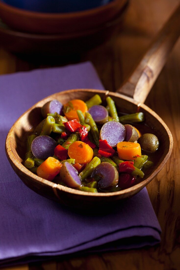 Gemüseeintopf mit Bohnen, violetten Kartoffeln und Möhren