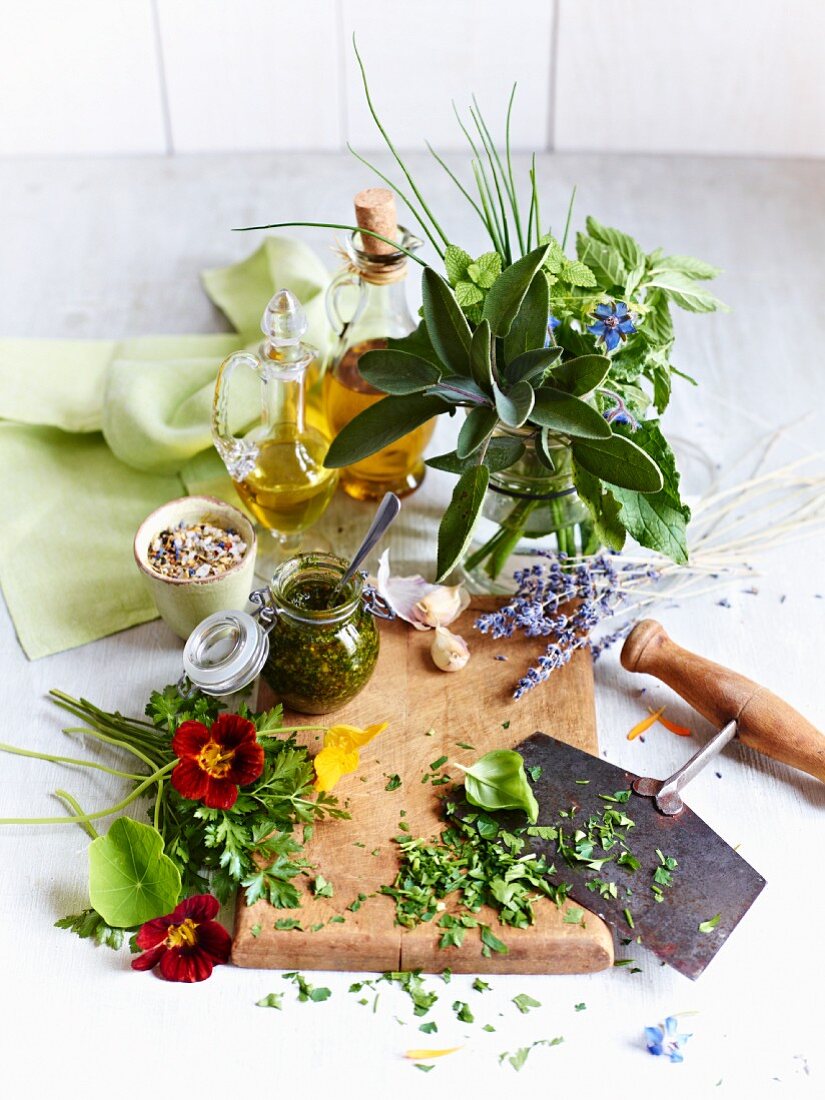 Frische Kräuter, Kräuterblüten und verarbeitete Kräuter