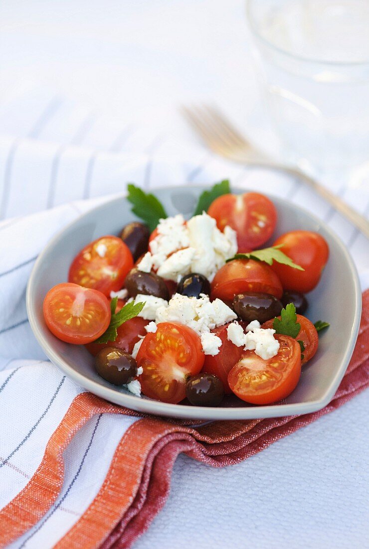 Tomaten mit schwarzen Oliven, Feta und Petersilie