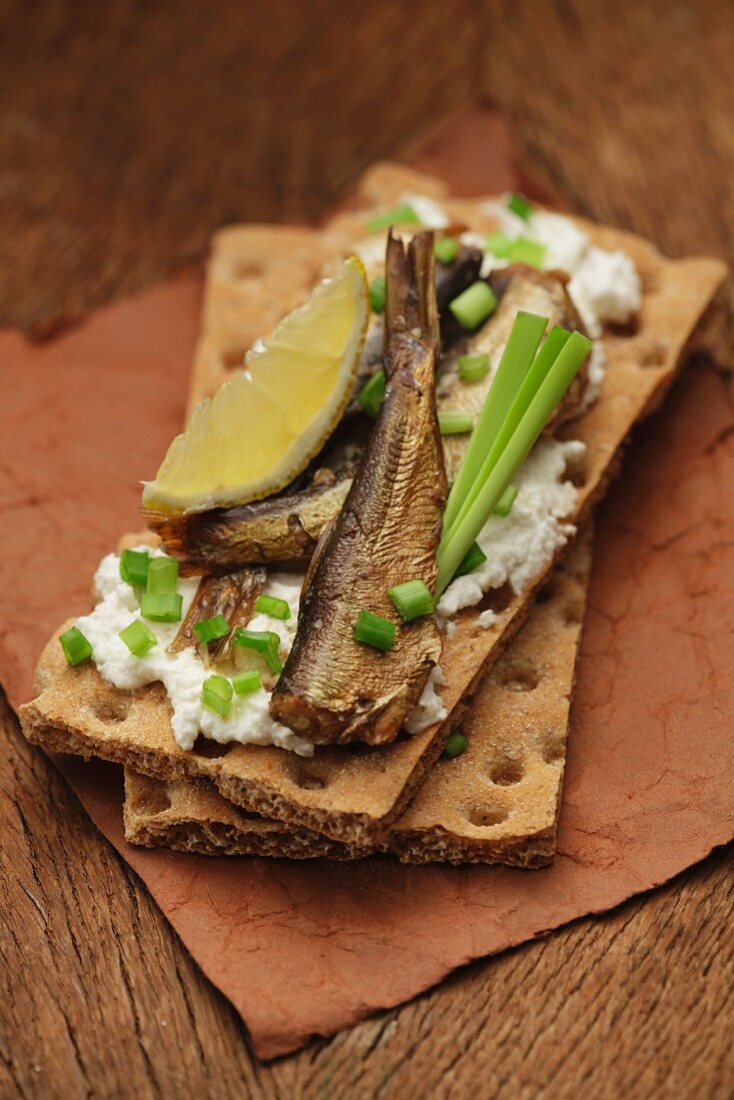 Crispbread with cream cheese, smoked fish and spring onions