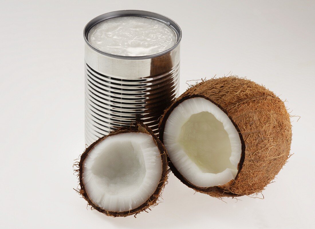 Kokosnuss und eine Dose Kokosmilch