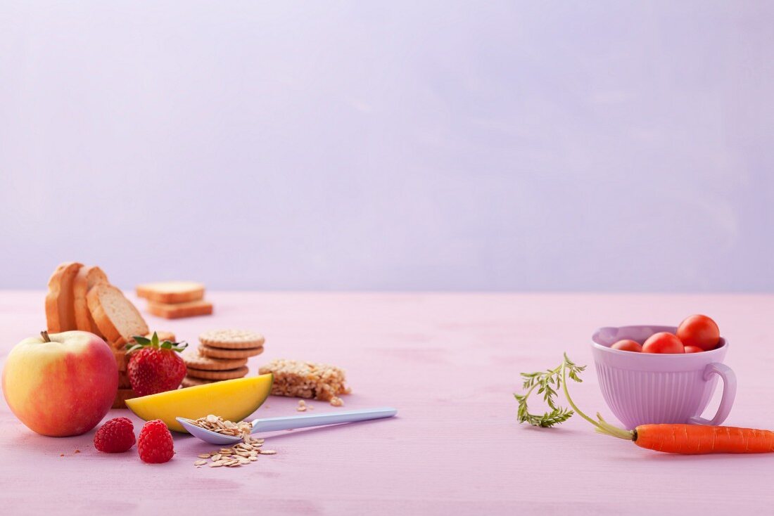 Möhre, Tomaten, Haferflocken, Obst, Toastbrot