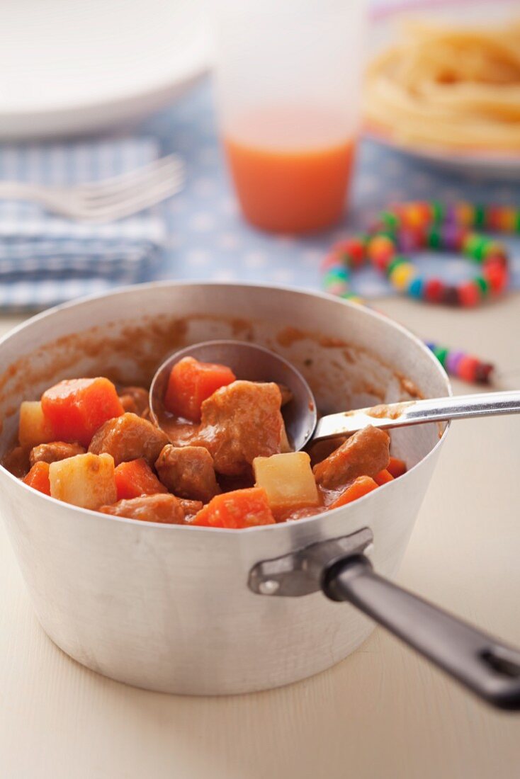 Kalbsragout mit Möhren und Pastinaken