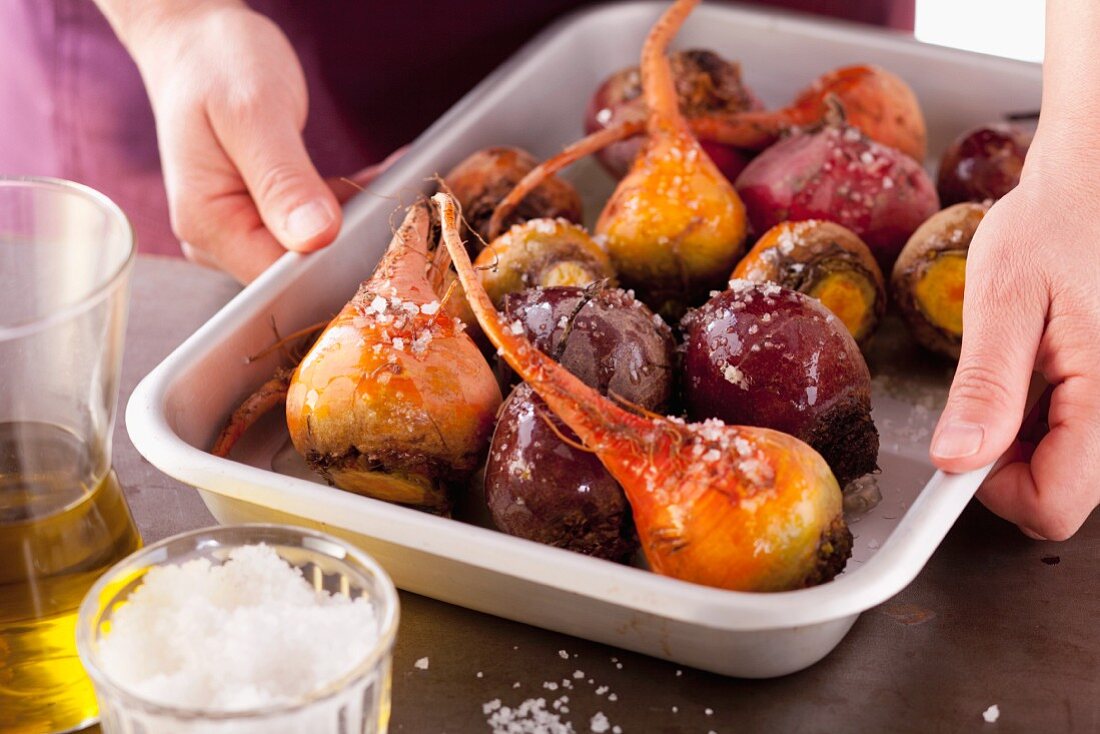 Rote und gelbe Bete mit Salz und Olivenöl auf einem Backblech