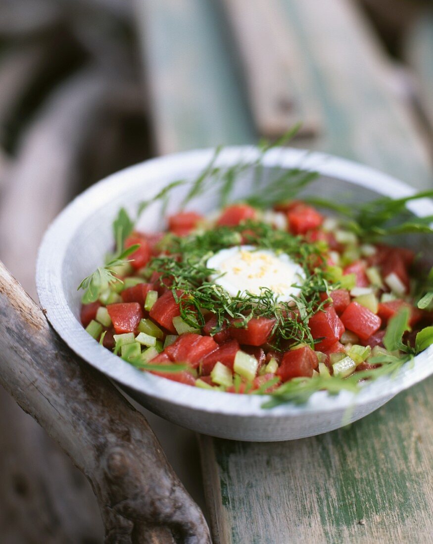 Salat mit rohem Thunfisch und Ei