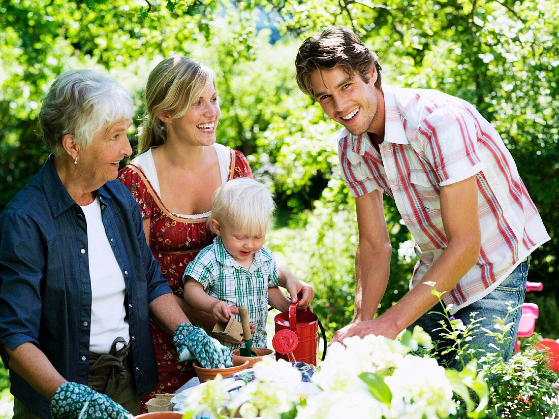 Familie bei Gartenarbeiten