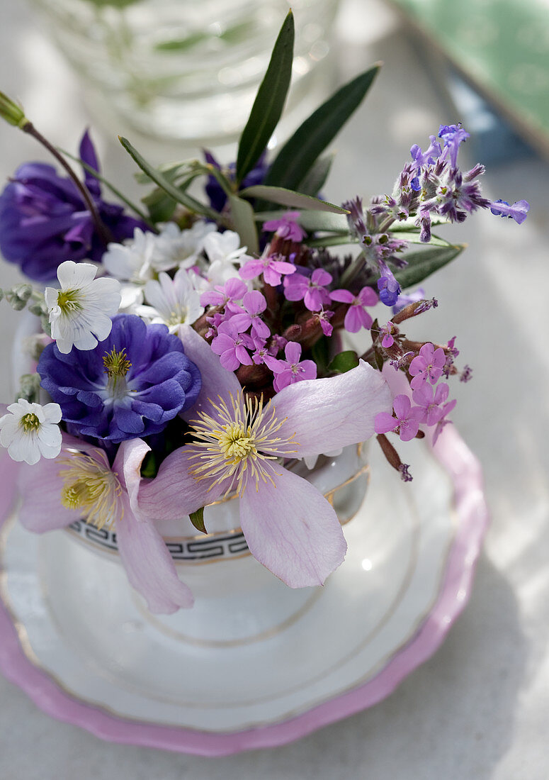 Sommerblumen in einer Tasse