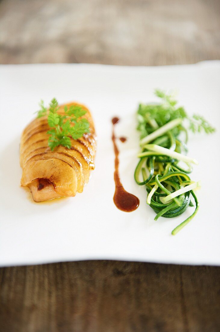 Gänseleber mit Apfelscheiben und Zucchinijulienne