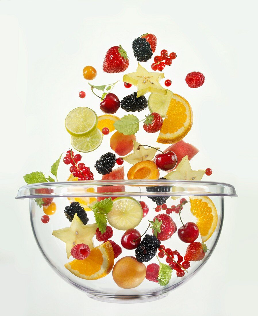 Viele Früchte fallen in Glasschüssel