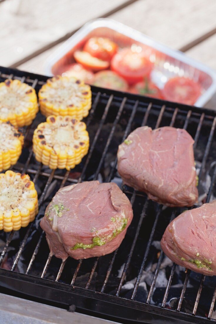 Rinderfilets mit Pestofüllung auf dem Grill