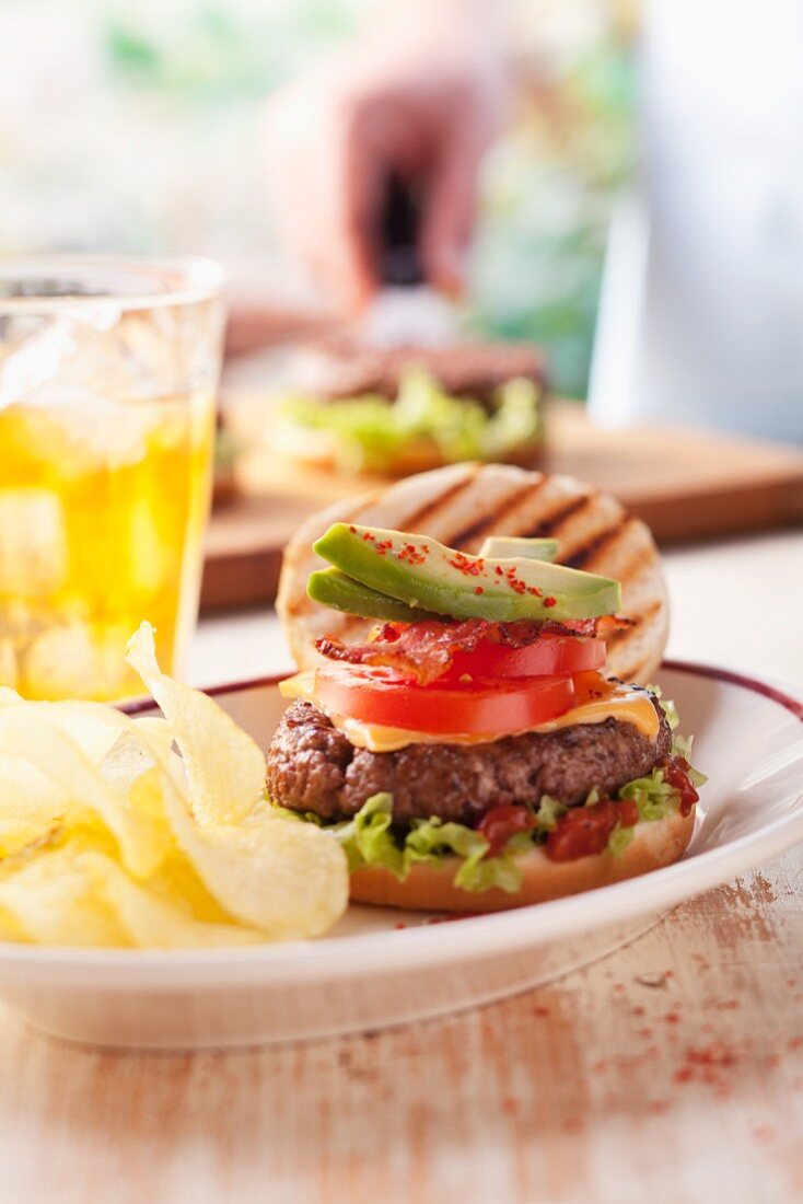 Burger mit Tomaten und Avocado