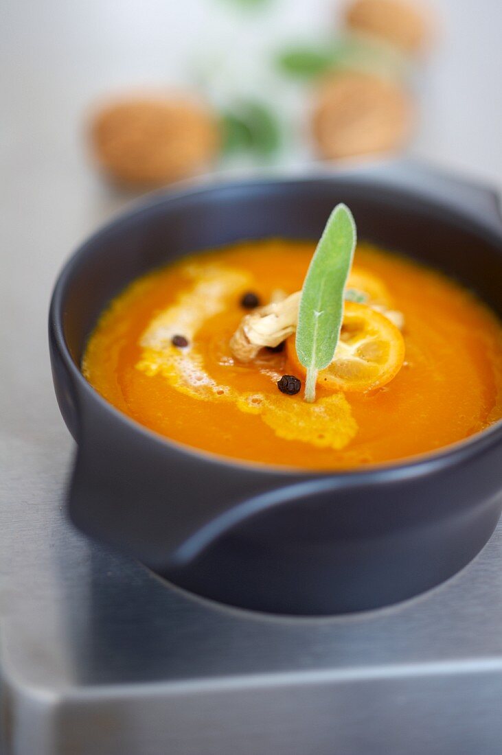 Kürbissuppe mit Kumquats und Salbei