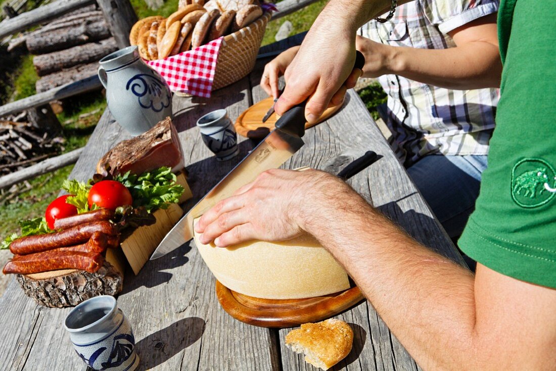 Brotzeit auf der Alm mit Käse, Wurst, Rohschinken und Wein