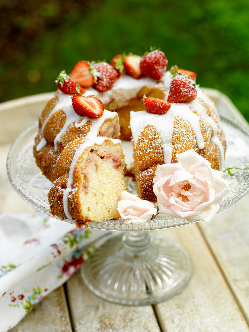 Strawberry cake with icing