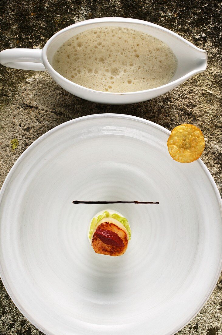 Frischkäsesuppe mit gebratener Jacobsmuschel und Lauch